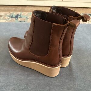 Brown Leather platform boots - Size 7 - Brand Diba True - great condition